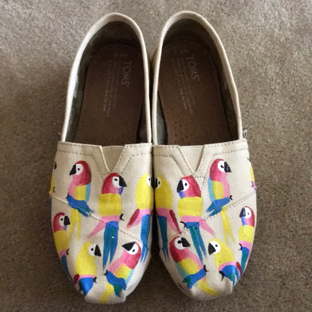 Parrot toms